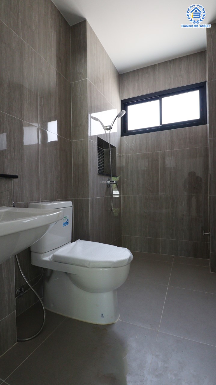 บ้านมือสองตกแต่งใหม่ ม.ราชพฤกษ์ บางบอน4 หลังมุม ตกแต่งหรูหรา ดีไซน์ Classic เนื้อที่ 103.1 ตร.ว. ฟังก์ชัน 3 ห้องนอน 3 ห้องน้ำ จอดรถได้ 4 คัน พื้นที่สนามหญ้าด้านข้างกว้างกว่า 242 ตร.ม. บนทำเลศักยภาพ เชื่อมต่อหลายเส้นทาง ใกล้เดอะมอลล์บางแค จุดขึ้นทางด่วน "เพชรเกษม" และรถไฟฟ้าสายสีน้ำเงิน "สถานีหลักสอง"